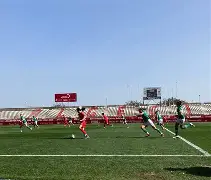 包含球员忙碌备战，女足比赛犹如战场的词条