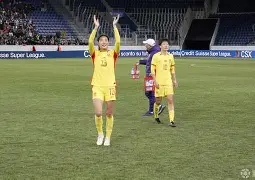 包含球员忙碌备战，女足比赛犹如战场的词条