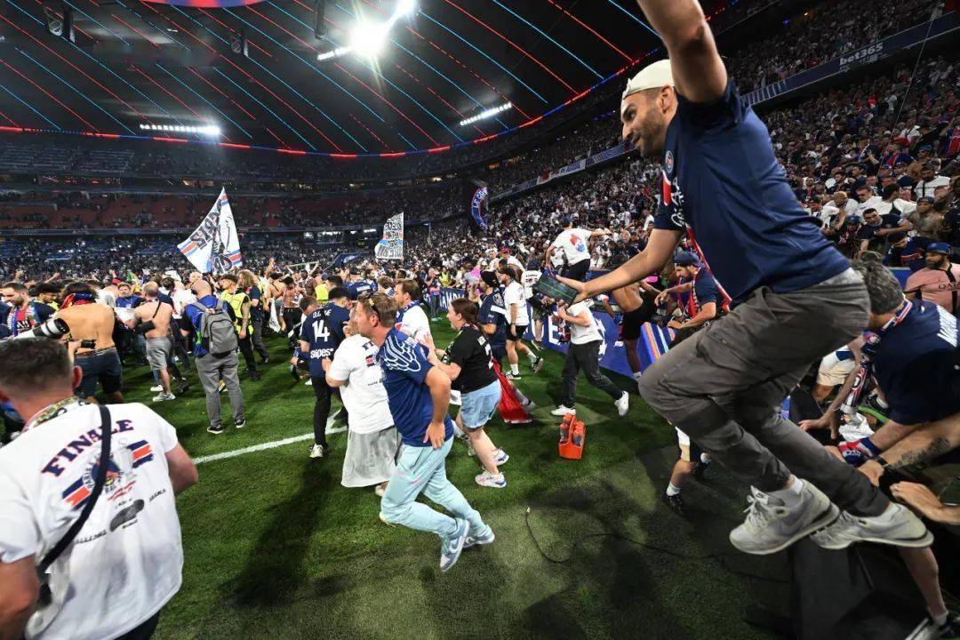 关于拉齐奥战绩不佳导致欧冠资格飘摇，球迷不满团队表现的信息