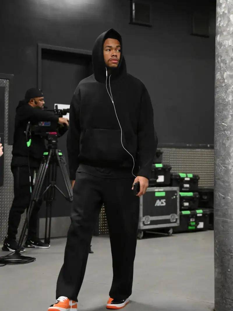 西蒙斯现身欧洲训练状况引发外界关注的简单介绍